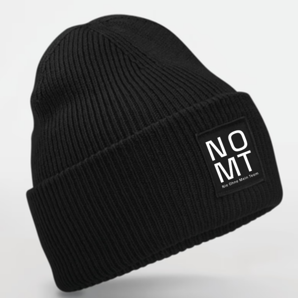 Schwarze Strickmütze mit NOMT-Patch