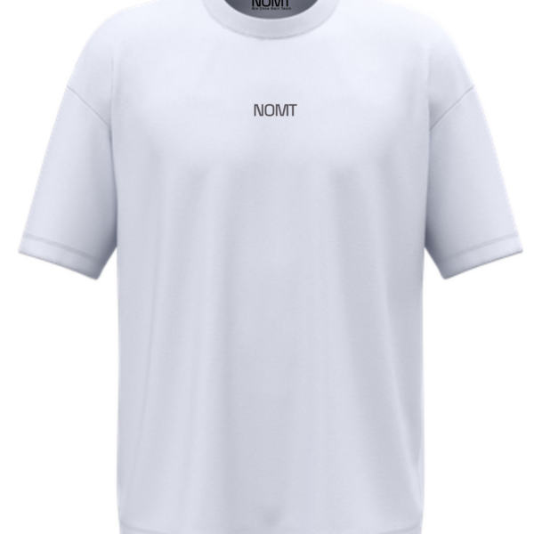 Oversized Shirt WM-Shirt 2027 in Weiß, Vorderseite mit NOMT-Schriftzug